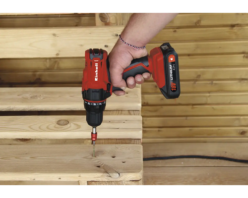 Mașină de găurit și înșurubat cu acumulator Einhell în acțiune, înșurubând într-un palet din lemn