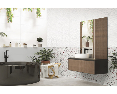 Baie cu cadă, lavoar cu oglindă și faianță albă