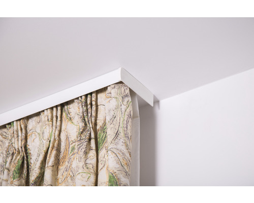 Prim-plan al unei șine de perdea cu draperie