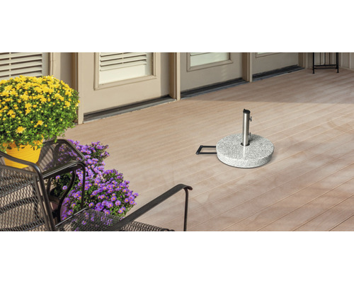 Terasa cu suport pentru umbrelă de soare, flori și scaune