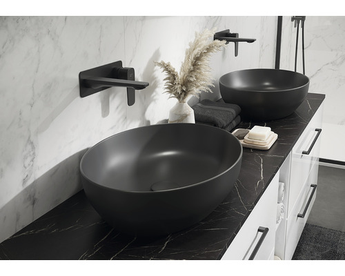 Baie modernă cu două chiuvete negre, robinete și blat de marmură