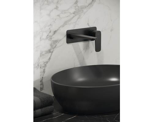 Baterie lavoar montată pe perete în fața unui perete de marmură cu lavoar așezat și prosoape