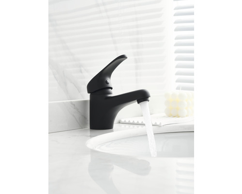 Robinete negru cu apă curgătoare pe o chiuvetă