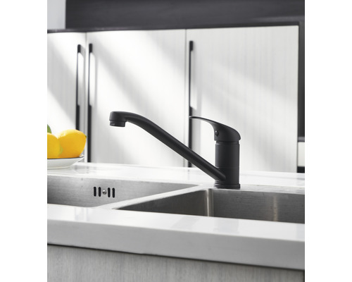 Baterie neagră într-o chiuvetă de bucătărie