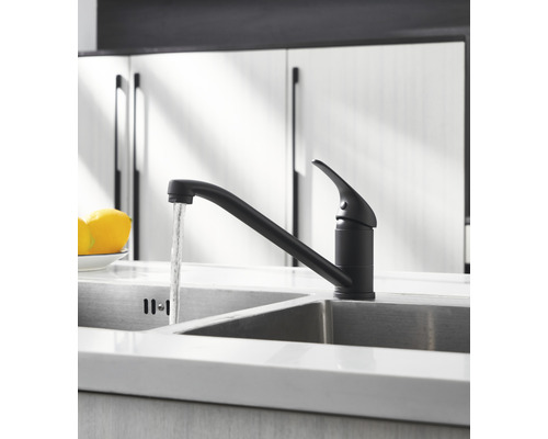 Baterie de bucătărie neagră cu apă curgând în chiuvetă