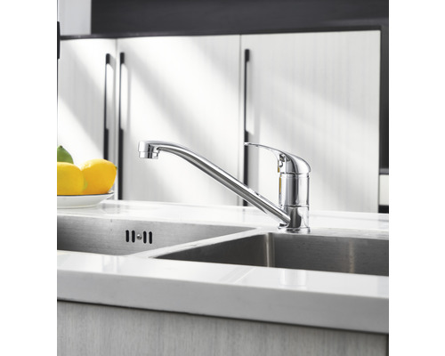 Baterie de bucătărie din metal pe chiuvetă