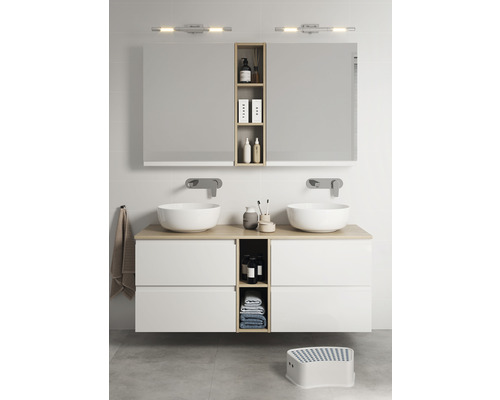 Baie modernă cu chiuvetă dublă, dulap cu oglindă și taburet