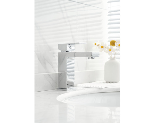 Baterie de lavoar cromată cu duș de mână extractibil pe un lavoar