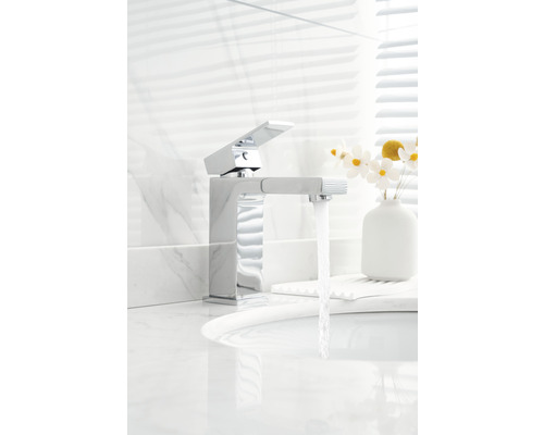 Baie modernă cu robinet și apă curgătoare