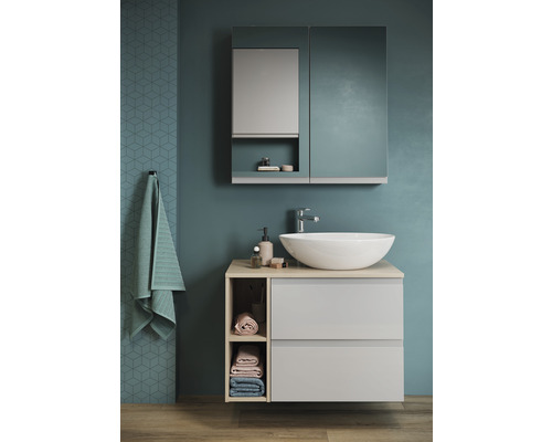 Baie modernă cu lavoar, chiuvetă aplicată și dulap cu oglindă