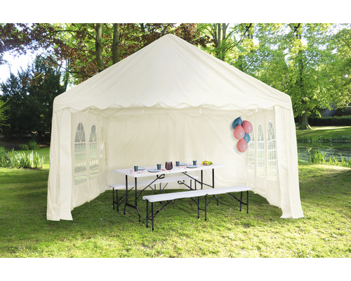 Cort de petrecere cu masă și bănci în grădină