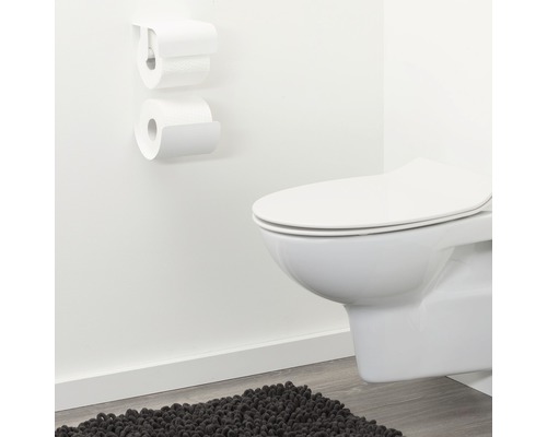 WC suspendat cu suport pentru hârtie igienică și două role de hârtie igienică