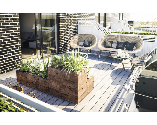 Terasa cu jardiniere, mobilier din ratan și grătar