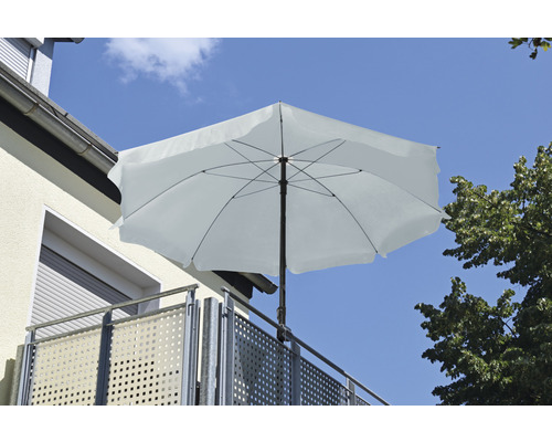 Umbrelă de soare pătrată, de culoare albă, pe un balcon