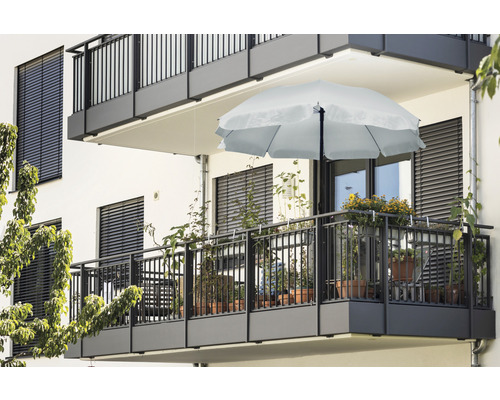 Scenă de balcon cu umbrelă de soare și plante