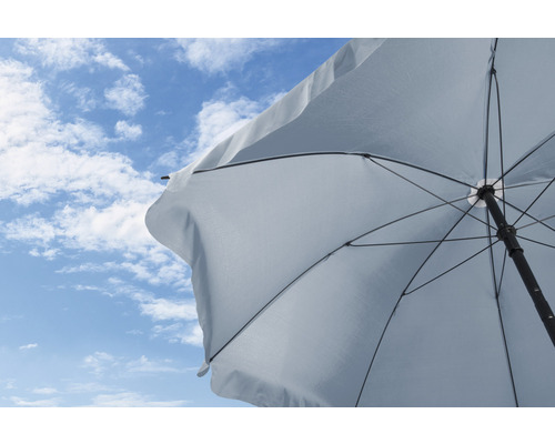 Umbrelă de soare deschisă pe cer albastru