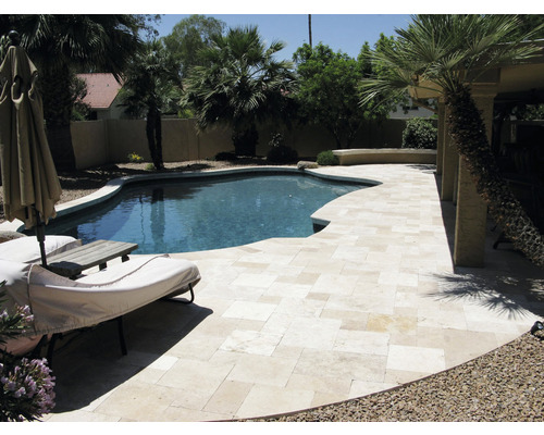 Zonă de piscină cu șezlong, umbrelă de soare și podea de piatră