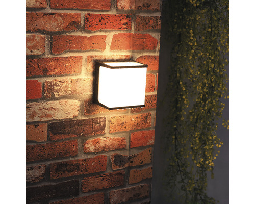 Lumină de perete pătrată pe un perete de cărămidă.