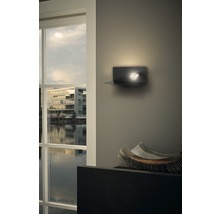 Lumină de perete modernă cu element de raft lângă o fereastră