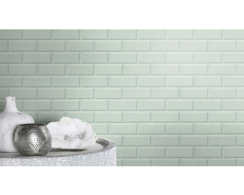 Faianță de perete în stil metro, cu elemente decorative