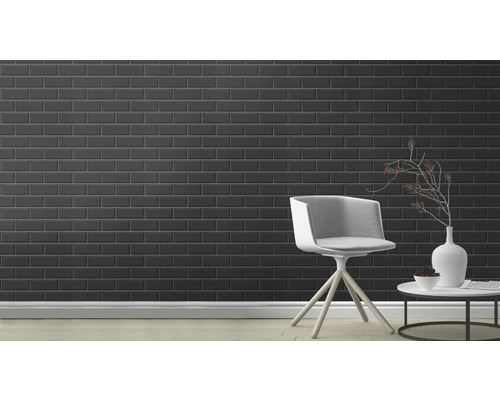 Aspectul unei încăperi cu plăci negre pe perete, un scaun și o masă