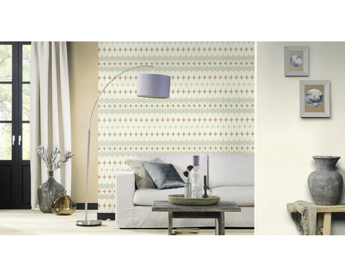 Cameră de zi cu tapet cu model, canapea, lampă de podea și decorațiuni