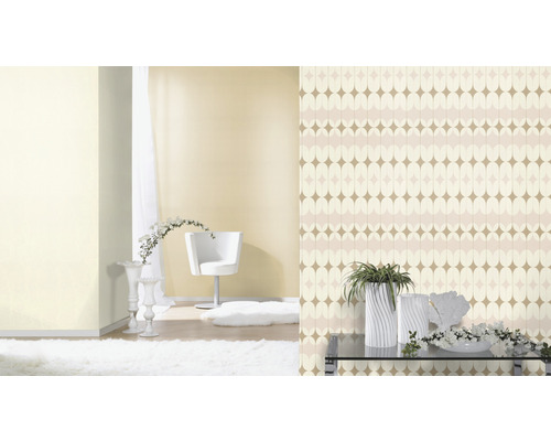 Cameră de zi cu tapet cu model, fotoliu, covor și decorațiuni