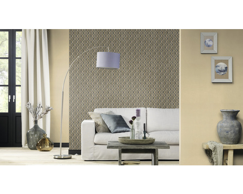 Living cu tapet cu model, canapea, lampadar și elemente decorative pentru o atmosferă primitoare.