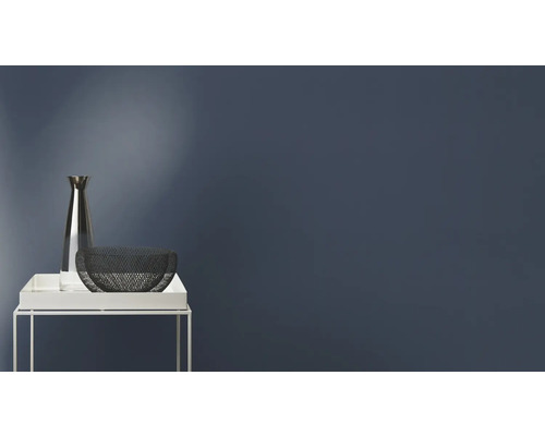 Decorare cu vază și bol pe o măsuță laterală