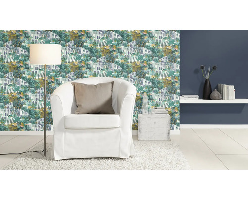 Living cu tapet cu model, fotoliu și lampă de podea
