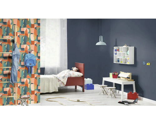 Cameră pentru copii cu pat, jucării și tapet geometric