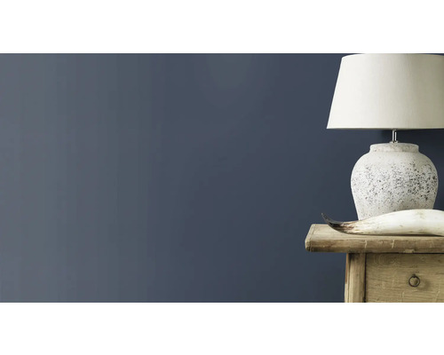 Lampă de masă decorativă pe o noptieră în dormitor