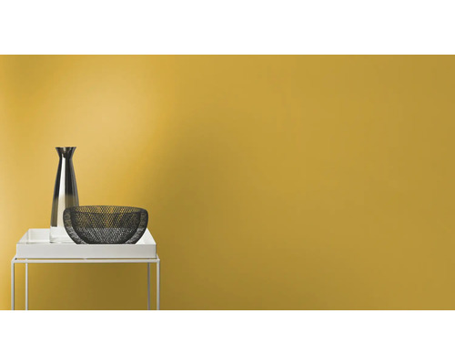 Scenă decorativă cu masă, vază și vas