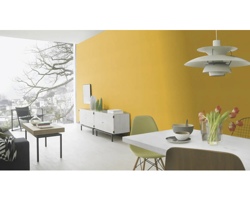 Living luminos cu perete galben, bufet și masă de sufragerie.