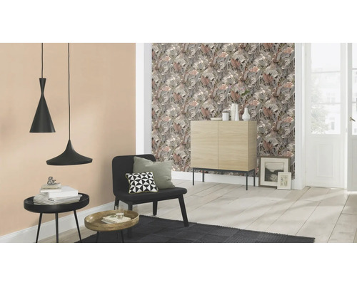 Cameră de zi cu tapet floral, dulap, scaun, covor și lămpi suspendate