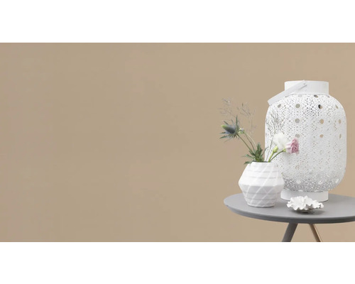 Scenă decorativă cu felinar alb, vază și flori pe o masă