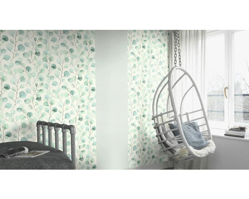 Cameră de zi cu tapet cu motiv de eucalipt, pat și scaun suspendat