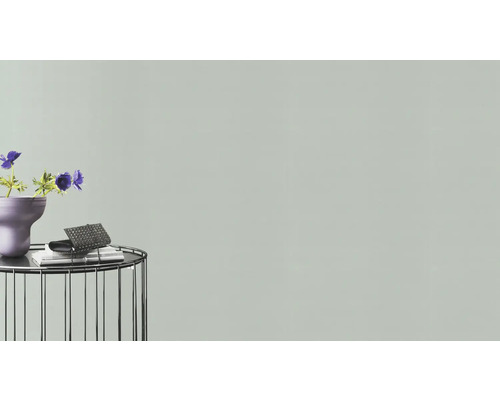 Scenă decorativă cu flori, vază, carte și geantă de mână pe o măsuță laterală