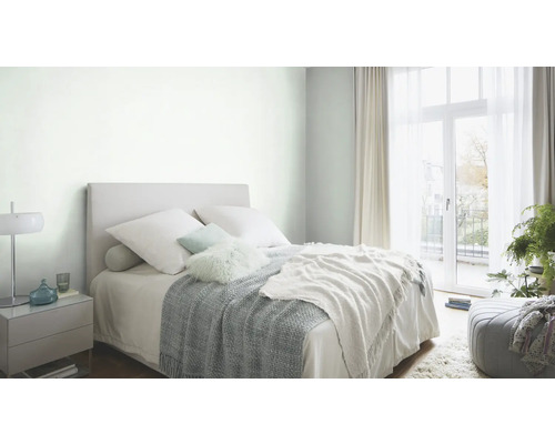 Dormitor luminos cu pat, noptieră și lumină naturală