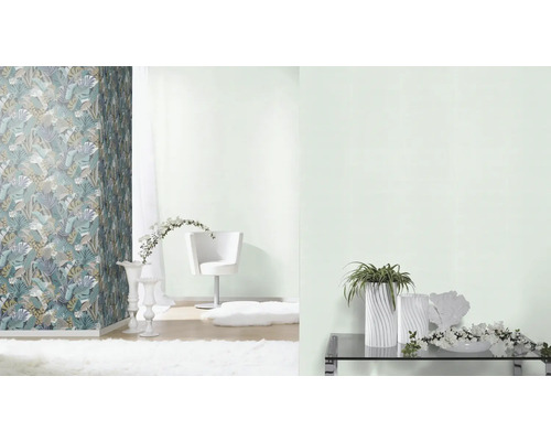 Cameră decorată cu tapet cu model și mobilier