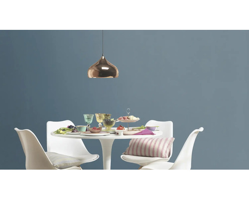 Masa de sufragerie cu scaune și o lampă suspendată deasupra mesei.