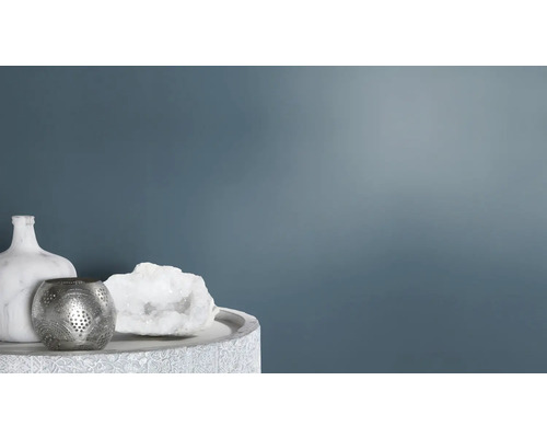 Aranjament decorativ cu vază, suport pentru lumânare și cuarț pe o masă