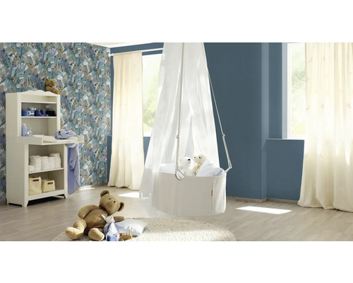 O cameră luminoasă pentru copii, cu o masă de înfășat, un coș suspendat și un ursuleț de pluș pe un covor