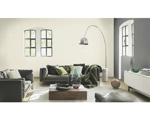 Living cu canapea, fotoliu, măsuță de cafea și lampadar