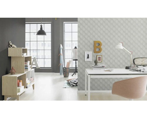 Cameră luminoasă cu birou, scaun, rafturi și fereastră mare pentru o ambianță modernă