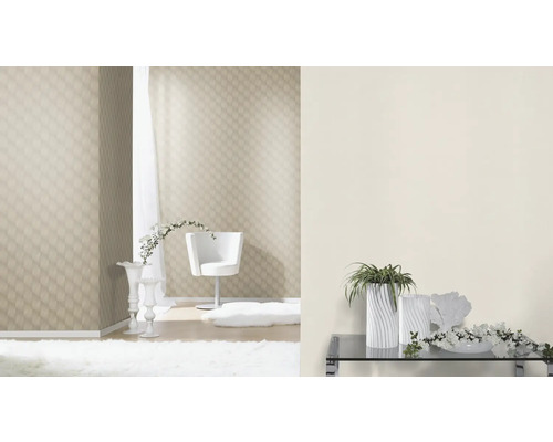 Cameră luminoasă cu tapet cu model, scaun și decorațiuni