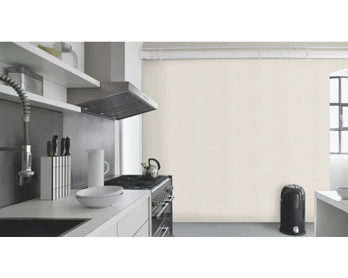 Bucătărie modernă cu elemente albe și vopsea de perete neutră