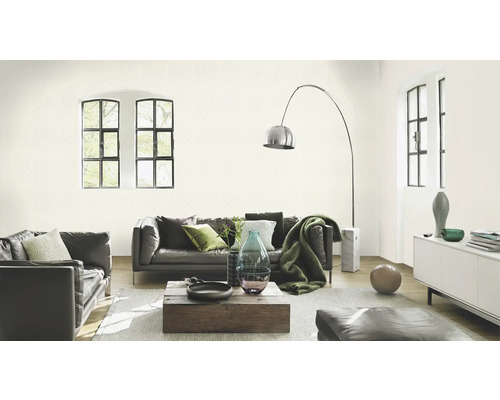 Living cu canapea din piele, măsuță de cafea din lemn și lampă arcuită