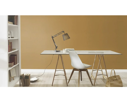 Birou cu masă de scris, lampă de birou, scaun și bibliotecă