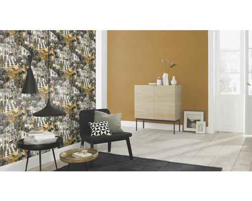 Cameră de zi cu tapet cu model, fotoliu și comodă